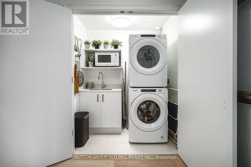 412 - 1 Strathgowan Avenue, Toronto (Lawrence Park South), ON - Indoor Photo Showing Laundry Room