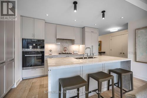 412 - 1 Strathgowan Avenue, Toronto (Lawrence Park South), ON - Indoor Photo Showing Kitchen With Upgraded Kitchen