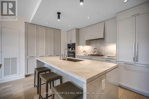 412 - 1 Strathgowan Avenue, Toronto (Lawrence Park South), ON - Indoor Photo Showing Kitchen With Upgraded Kitchen