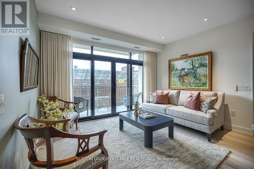 412 - 1 Strathgowan Avenue, Toronto (Lawrence Park South), ON - Indoor Photo Showing Living Room