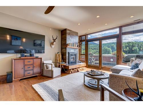 302A - 901 2Nd Avenue, Fernie, BC - Indoor Photo Showing Living Room With Fireplace