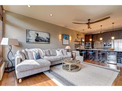 302A - 901 2Nd Avenue, Fernie, BC - Indoor Photo Showing Living Room