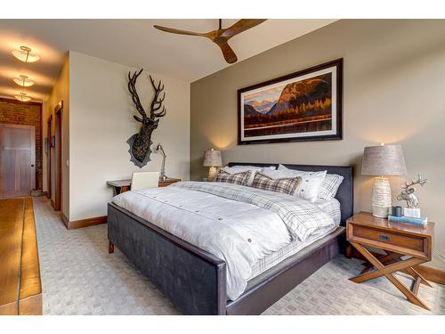 302A - 901 2Nd Avenue, Fernie, BC - Indoor Photo Showing Bedroom