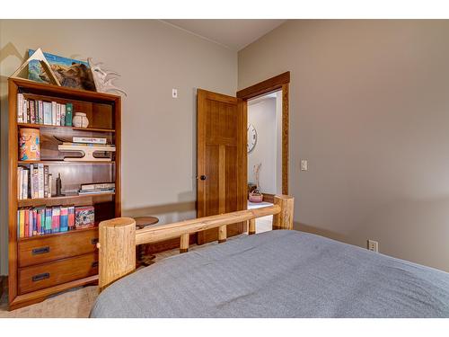 302A - 901 2Nd Avenue, Fernie, BC - Indoor Photo Showing Bedroom