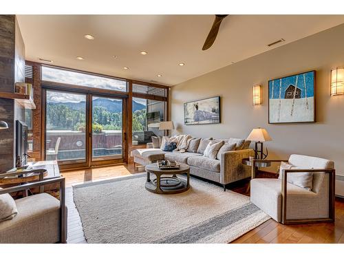 302A - 901 2Nd Avenue, Fernie, BC - Indoor Photo Showing Living Room