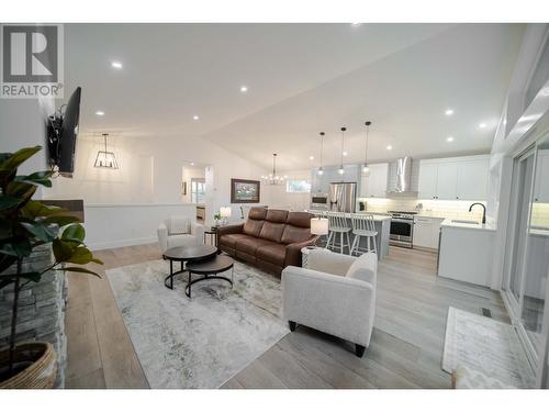 9833 Osprey Landing Drive, Wardner, BC - Indoor Photo Showing Living Room