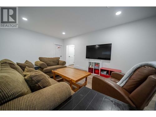 9833 Osprey Landing Drive, Wardner, BC - Indoor Photo Showing Living Room