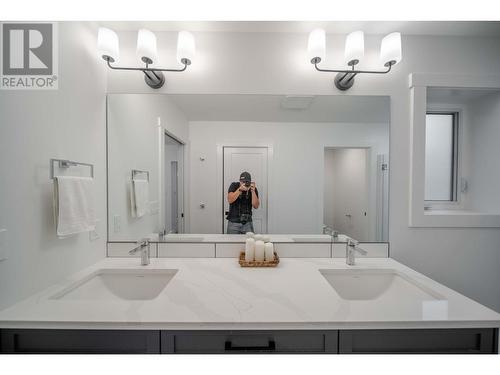 9833 Osprey Landing Drive, Wardner, BC - Indoor Photo Showing Bathroom