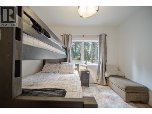 9833 Osprey Landing Drive, Wardner, BC - Indoor Photo Showing Bedroom