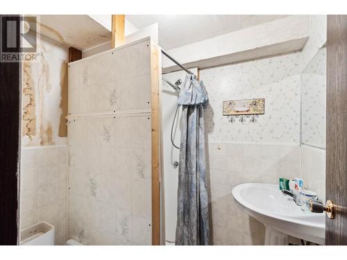 1611 Spartan Place, Kamloops, BC - Indoor Photo Showing Bathroom