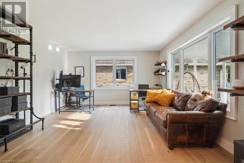 845 4Th Avenue A W, Owen Sound, ON - Indoor Photo Showing Living Room