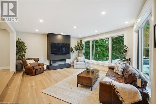 845 4Th Avenue A W, Owen Sound, ON - Indoor Photo Showing Living Room