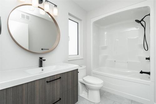 199 Wyndham Estate Drive, Steinbach, MB - Indoor Photo Showing Bathroom