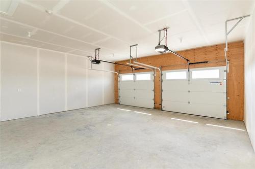 199 Wyndham Estate Drive, Steinbach, MB - Indoor Photo Showing Garage