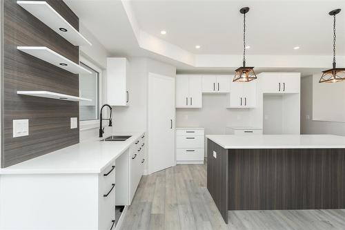 199 Wyndham Estate Drive, Steinbach, MB - Indoor Photo Showing Kitchen With Double Sink With Upgraded Kitchen