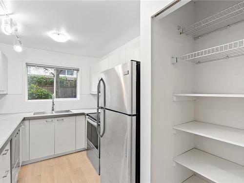 101-1714 Fort St, Victoria, BC - Indoor Photo Showing Kitchen