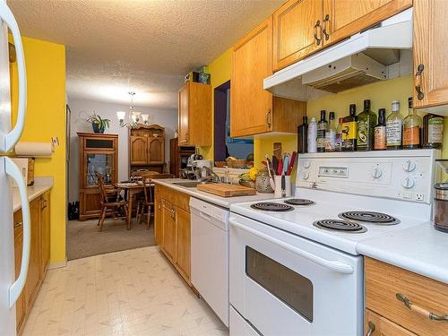 203-3226 Cowichan Lake Rd, Duncan, BC - Indoor Photo Showing Kitchen