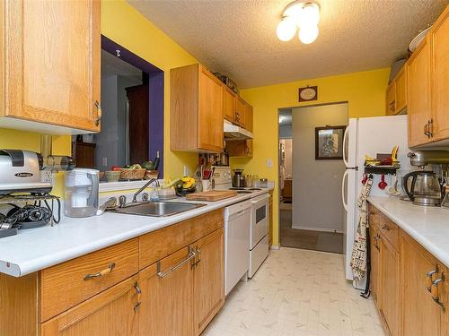 203-3226 Cowichan Lake Rd, Duncan, BC - Indoor Photo Showing Kitchen