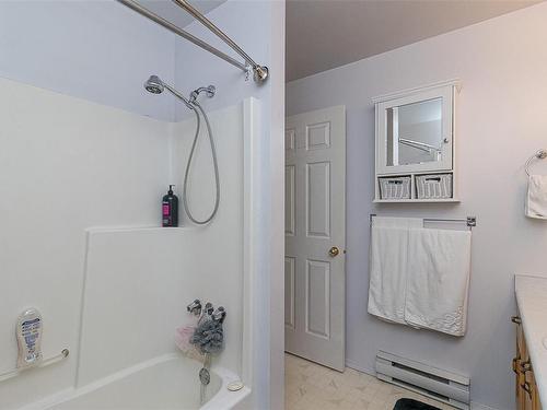 203-3226 Cowichan Lake Rd, Duncan, BC - Indoor Photo Showing Bathroom