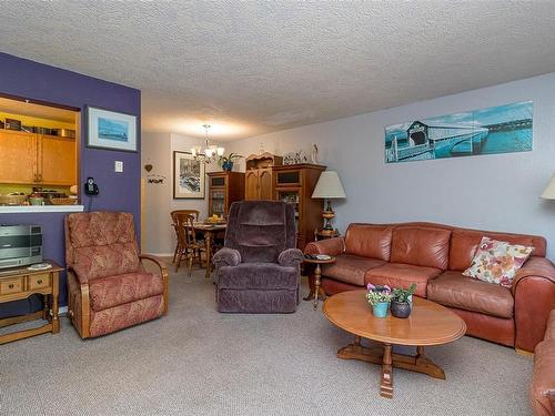 203-3226 Cowichan Lake Rd, Duncan, BC - Indoor Photo Showing Living Room