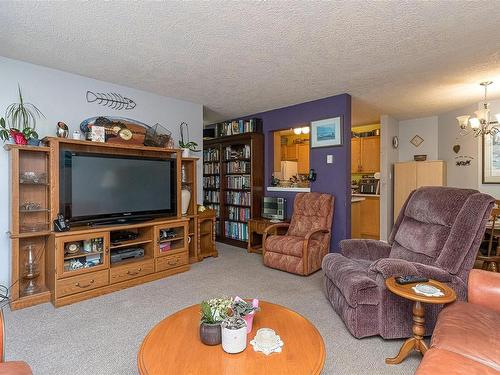 203-3226 Cowichan Lake Rd, Duncan, BC - Indoor Photo Showing Living Room