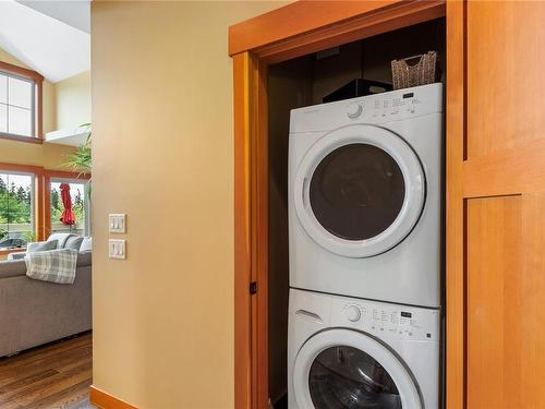 7-1261 Noel Ave, Comox, BC - Indoor Photo Showing Laundry Room