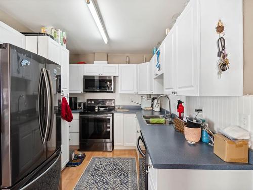 1611 Spartan Place, Kamloops, BC - Indoor Photo Showing Kitchen