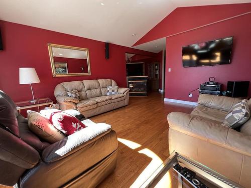 1661 Bann Street, Merritt, BC - Indoor Photo Showing Living Room