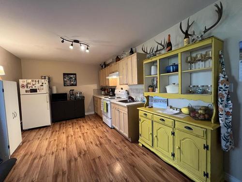 1661 Bann Street, Merritt, BC - Indoor Photo Showing Kitchen