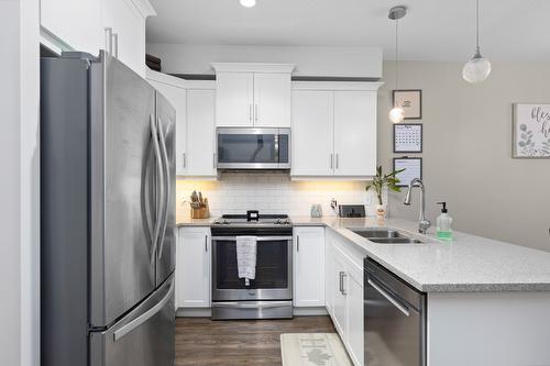 50-3359 Cougar Road, West Kelowna, BC - Indoor Photo Showing Kitchen With Double Sink With Upgraded Kitchen