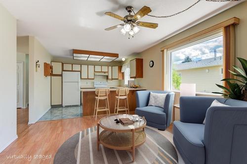 527-1255 Raymer Avenue, Kelowna, BC - Indoor Photo Showing Living Room