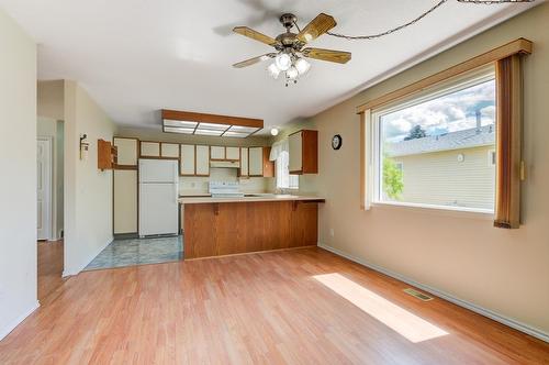 527-1255 Raymer Avenue, Kelowna, BC - Indoor Photo Showing Kitchen