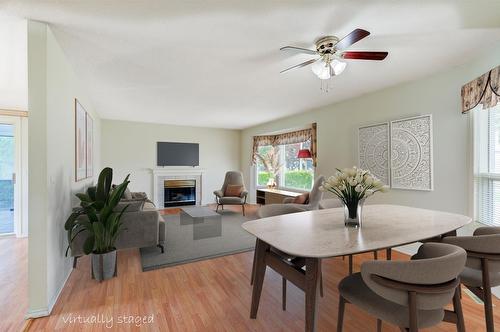 527-1255 Raymer Avenue, Kelowna, BC - Indoor Photo Showing Living Room With Fireplace