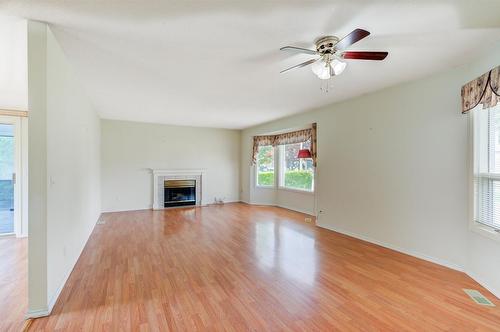 527-1255 Raymer Avenue, Kelowna, BC - Indoor Photo Showing Other Room With Fireplace