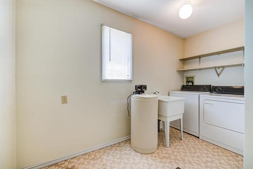 527-1255 Raymer Avenue, Kelowna, BC - Indoor Photo Showing Laundry Room