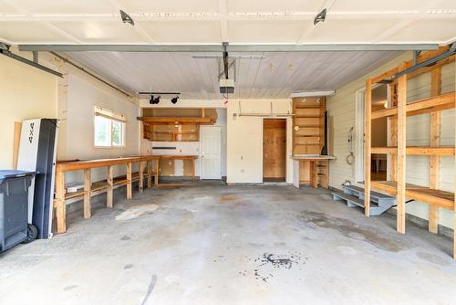 527-1255 Raymer Avenue, Kelowna, BC - Indoor Photo Showing Garage