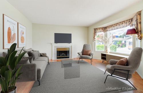 527-1255 Raymer Avenue, Kelowna, BC - Indoor Photo Showing Living Room With Fireplace