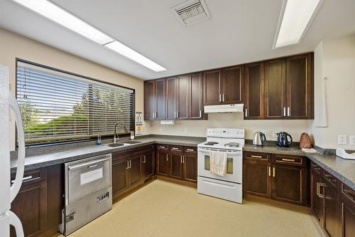 527-1255 Raymer Avenue, Kelowna, BC - Indoor Photo Showing Kitchen With Double Sink