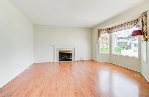 527-1255 Raymer Avenue, Kelowna, BC - Indoor Photo Showing Living Room With Fireplace