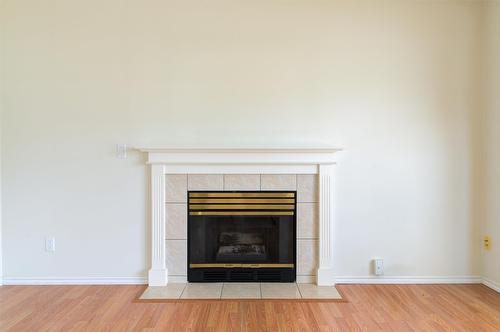 527-1255 Raymer Avenue, Kelowna, BC - Indoor Photo Showing Living Room With Fireplace