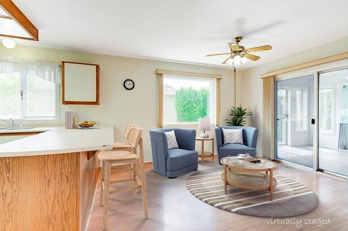 527-1255 Raymer Avenue, Kelowna, BC - Indoor Photo Showing Living Room