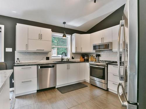 Kitchen - 781 Rue Du Soleil, L'Épiphanie, QC - Indoor Photo Showing Kitchen With Upgraded Kitchen