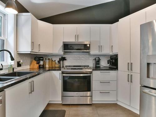 Kitchen - 781 Rue Du Soleil, L'Épiphanie, QC - Indoor Photo Showing Kitchen With Double Sink With Upgraded Kitchen