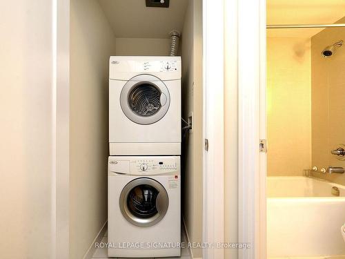 1407-18 Graydon Hall, Toronto, ON - Indoor Photo Showing Laundry Room