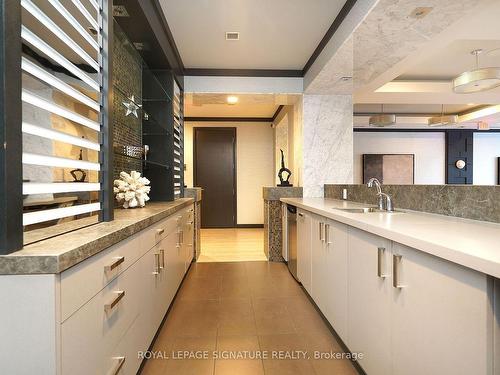 1407-18 Graydon Hall, Toronto, ON - Indoor Photo Showing Kitchen With Double Sink