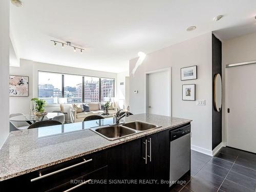 908-400 Wellington St W, Toronto, ON - Indoor Photo Showing Kitchen With Double Sink