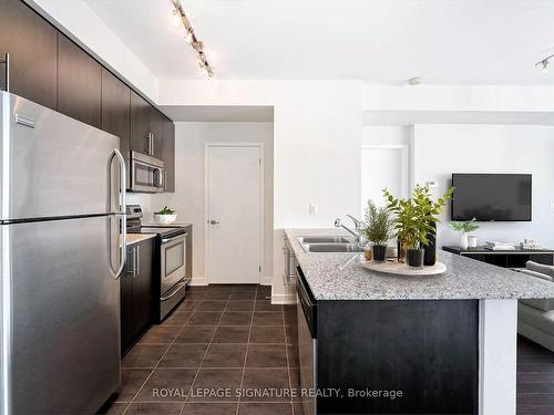 908-400 Wellington St W, Toronto, ON - Indoor Photo Showing Kitchen With Double Sink With Upgraded Kitchen