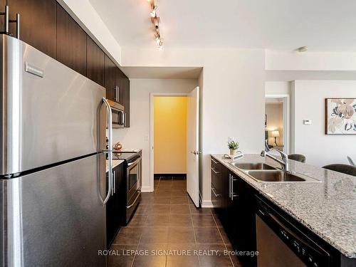 908-400 Wellington St W, Toronto, ON - Indoor Photo Showing Kitchen With Double Sink With Upgraded Kitchen