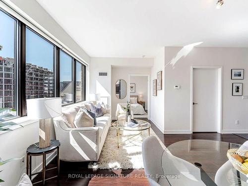 908-400 Wellington St W, Toronto, ON - Indoor Photo Showing Living Room