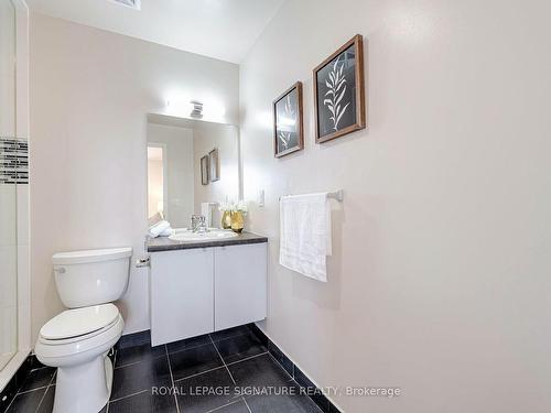 908-400 Wellington St W, Toronto, ON - Indoor Photo Showing Bathroom